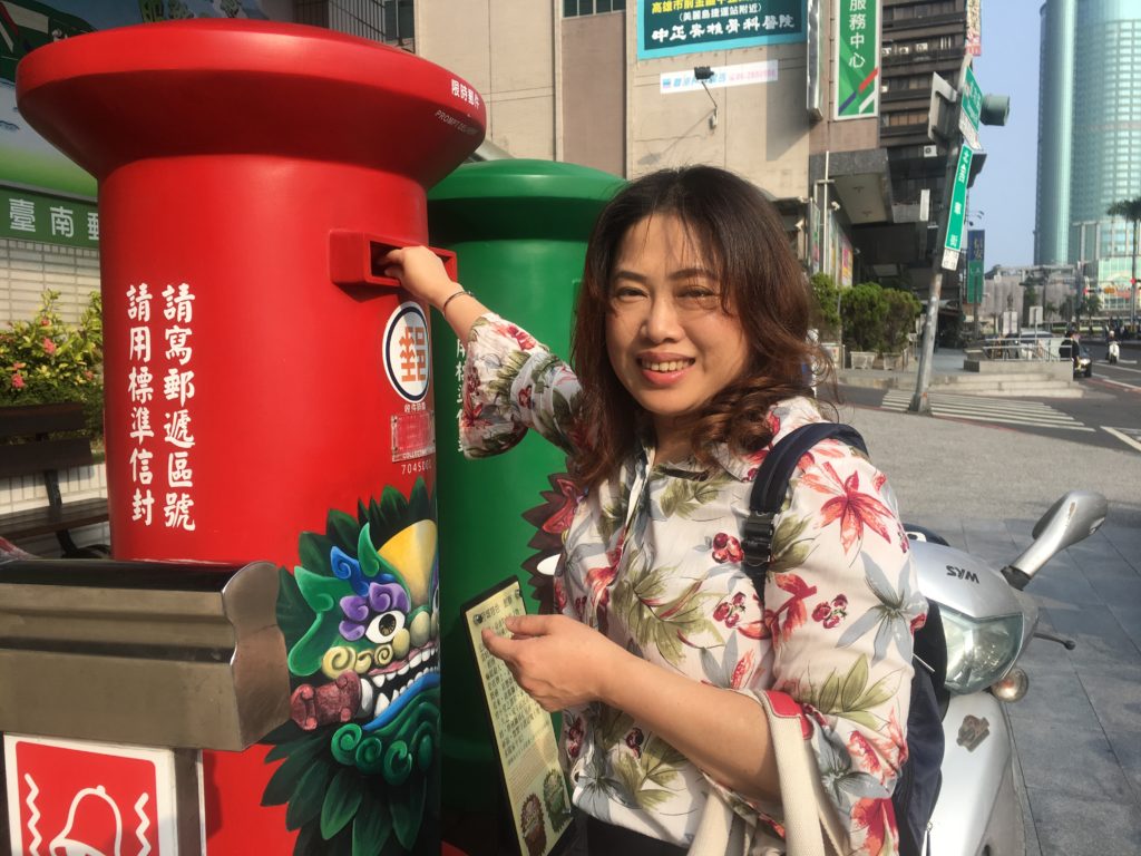 Delightful Tainan citizen helps post my cards